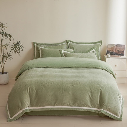 91家纺网 家纺一手货源 找家纺 （总）可恩欣 2025新款牛奶绒雕花宽边双拼色四件套