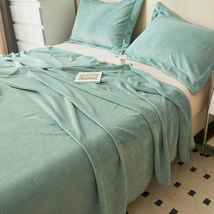 91家纺网 家纺一手货源 找家纺 吾诺家居 2024新款秋冬华夫格牛奶绒单床单系列 浅灰兰