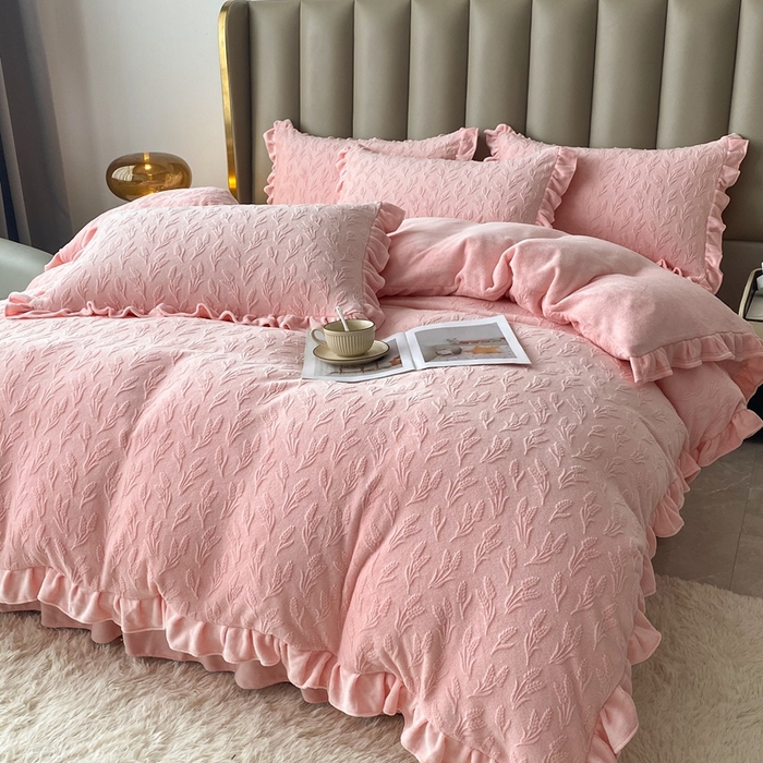 91家纺网 家纺一手货源 找家纺 美伦美焕 2024新款雕花绒床盖四件套（控价238） 大麦-粉