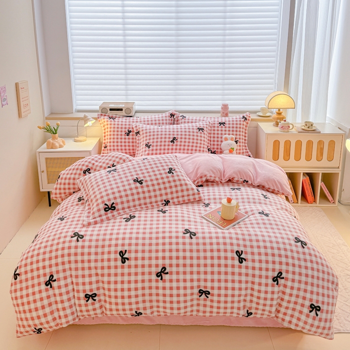91家纺网 家纺一手货源 找家纺 妖妖家纺 2024新款高克重200克印花牛奶绒四件套 格子蝴蝶结-粉