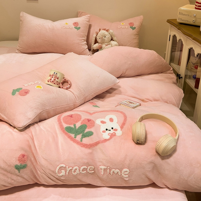 91家纺网 家纺一手货源 找家纺 梦之岛 2024新款ins加厚卡通爱心小兔毛巾绣牛奶绒四件套 爱心小兔-玉