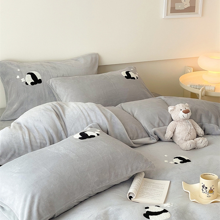 91家纺网 家纺一手货源 找家纺 沐棉 2024新款纯色牛奶绒毛巾绣款四件套 熊猫-灰