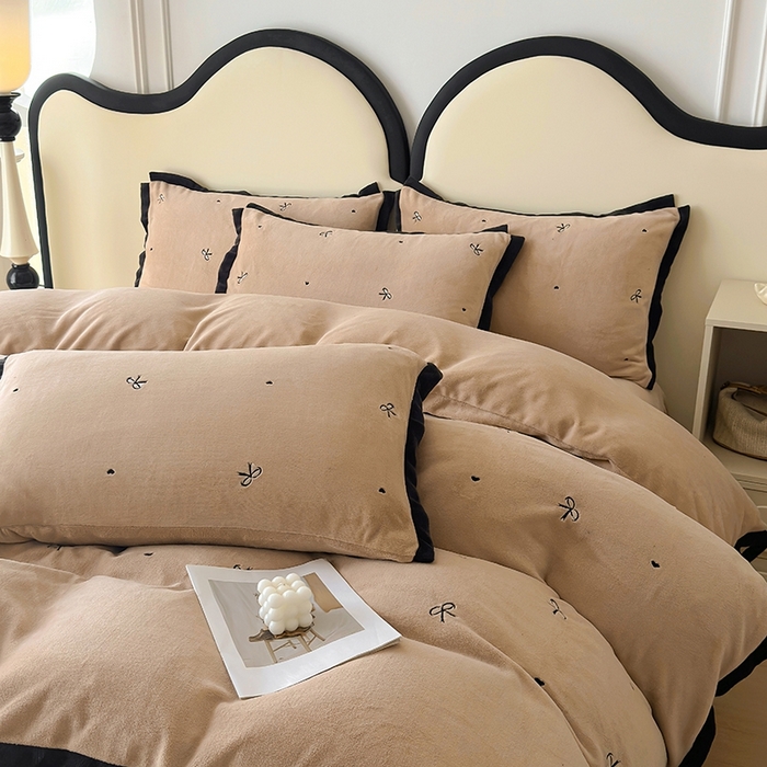 91家纺网 家纺一手货源 找家纺 美梦家纺 2024新款秋冬高克重牛奶绒绣花四件套系列-绒蝴蝶结 绒蝴蝶结-卡其