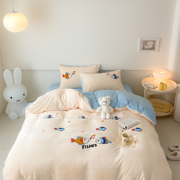 91家纺网 家纺一手货源 找家纺 沐棉 2024新款纯色牛奶绒毛巾绣款四件套 嘟嘟鱼