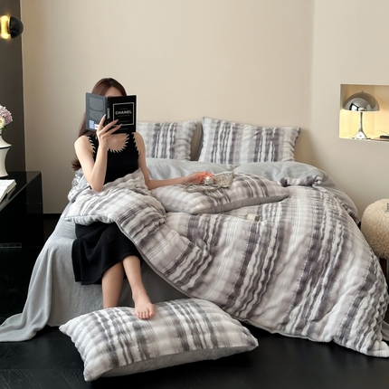 91家纺网 家纺一手货源 找家纺 2024新款加厚仿兔毛泡泡绒水墨波纹贵妇风四件套 水墨波纹灰