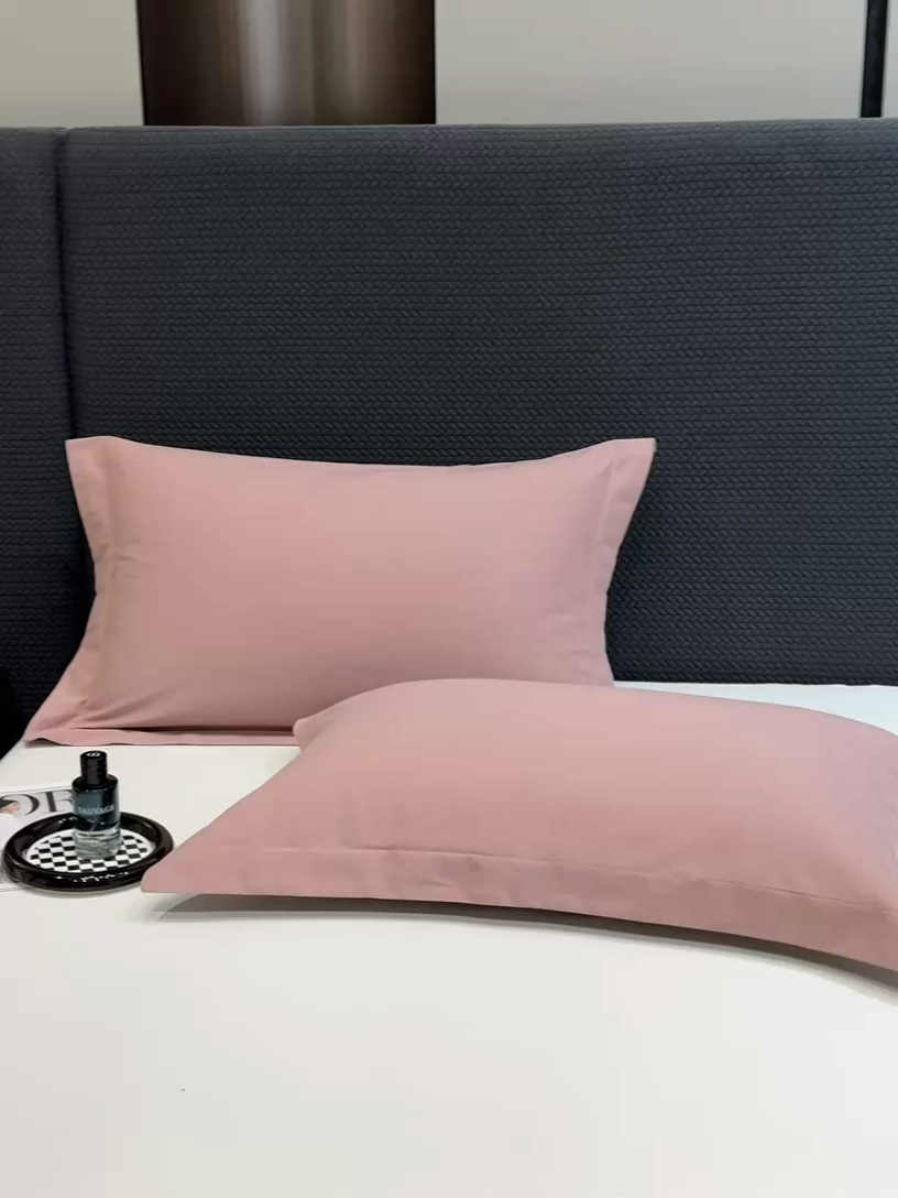 91家纺网 家纺一手货源 找家纺 莱阁亿 2025秋冬新款高支高密全棉纯棉磨毛双拼纯色单枕套 枕套单件 莲红&拿铁