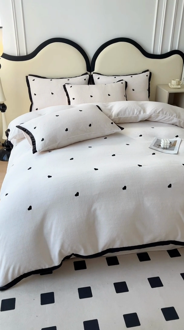 91家纺网 家纺一手货源 找家纺 美梦家纺 2024新款秋冬高克重牛奶绒绣花四件套系列-绒爱心 绒爱心-奶昔白