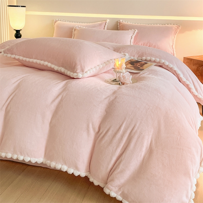 91家纺网 家纺一手货源 找家纺 （总）盛秋家纺 2025新款A类牛奶绒毛球工艺款四件套-琳达（自然光）