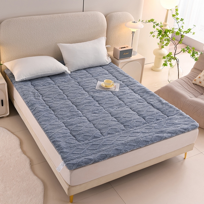 91家纺网 家纺一手货源 找家纺 艾兜坊 2024新款塔芙绒夹棉保暖床垫 雾霾蓝