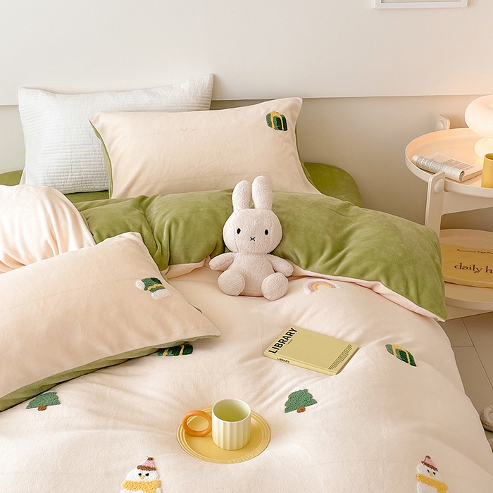 91家纺网 家纺一手货源 找家纺 沐棉 2024新款纯色牛奶绒毛巾绣款四件套 快乐圣诞-米