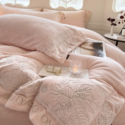 秋冬款9斤重高级感雕花牛奶绒四件套加厚珊瑚绒加绒被套床单床笠床上用品 乔伊-果汁粉