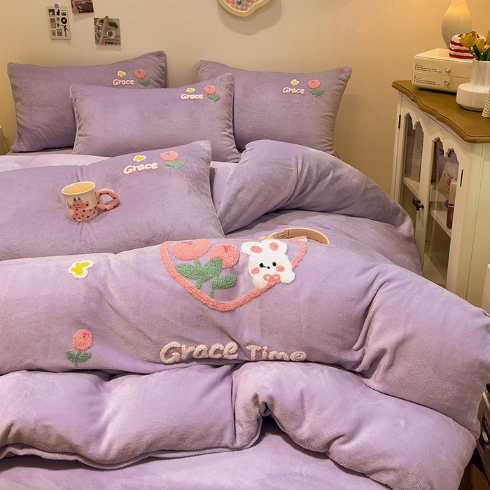 91家纺网 家纺一手货源 找家纺 梦之岛 2024新款ins加厚卡通爱心小兔毛巾绣牛奶绒四件套 爱心小兔-紫