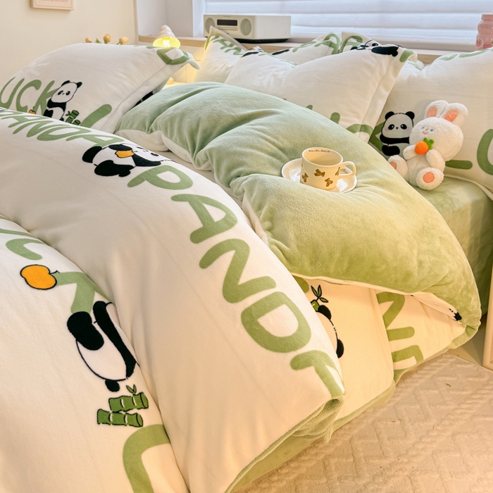 91家纺网 家纺一手货源 找家纺 妖妖家纺 2024新款高克重200克印花牛奶绒四件套 开心大熊猫