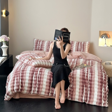 91家纺网 家纺一手货源 找家纺 2024新款加厚仿兔毛泡泡绒水墨波纹贵妇风四件套 水墨波纹粉