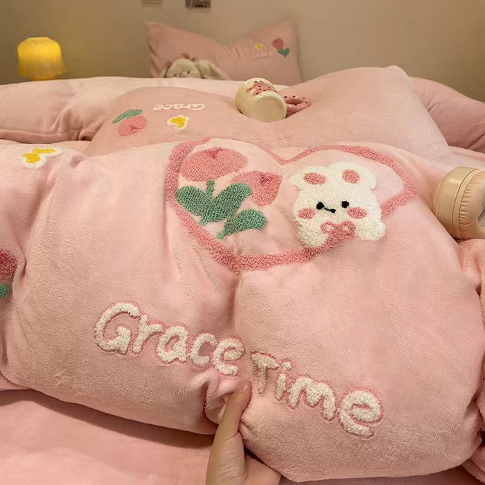 91家纺网 家纺一手货源 找家纺 梦之岛 2024新款ins加厚卡通爱心小兔毛巾绣牛奶绒四件套 爱心小兔-玉