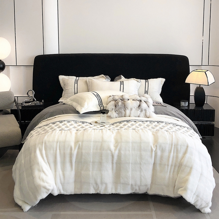 91家纺网 家纺一手货源 找家纺 安莱生活 2024新款美拉德苏格兰獭兔牛奶绒刺绣工艺款四件套-风格二 光影灰