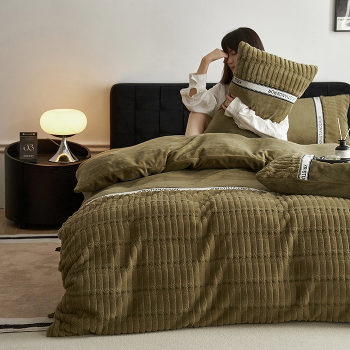 91家纺网 家纺一手货源 找家纺 安莱生活 2024新款美拉德英伦风獭兔牛奶绒刺绣工艺款四件套-风格一 波澜松绿