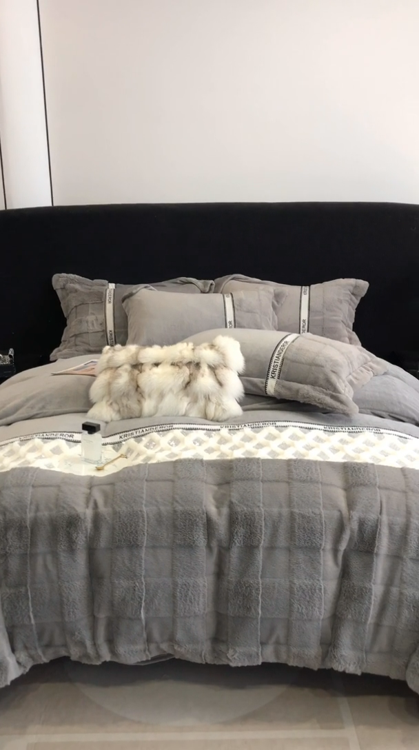 91家纺网 家纺一手货源 找家纺 安莱生活 2024新款美拉德苏格兰獭兔牛奶绒刺绣工艺款四件套-风格二 光影银灰