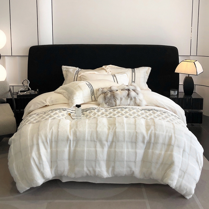 91家纺网 家纺一手货源 找家纺 安莱生活 2024新款美拉德苏格兰獭兔牛奶绒刺绣工艺款四件套-风格二 光影白