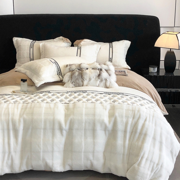 91家纺网 家纺一手货源 找家纺 安莱生活 2024新款美拉德苏格兰獭兔牛奶绒刺绣工艺款四件套-风格二 光影咖