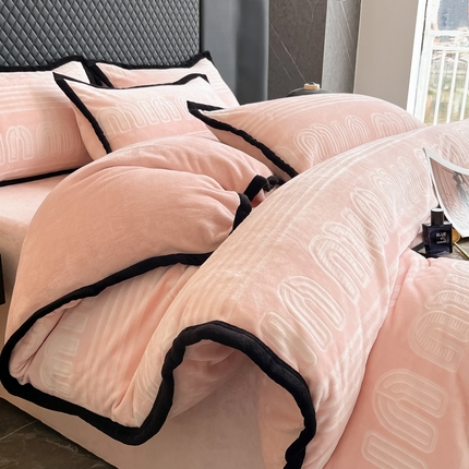 91家纺网 家纺一手货源 找家纺 （总）多乐家纺 2024新款高克重加厚保暖立体雕花牛奶绒宽包边被套