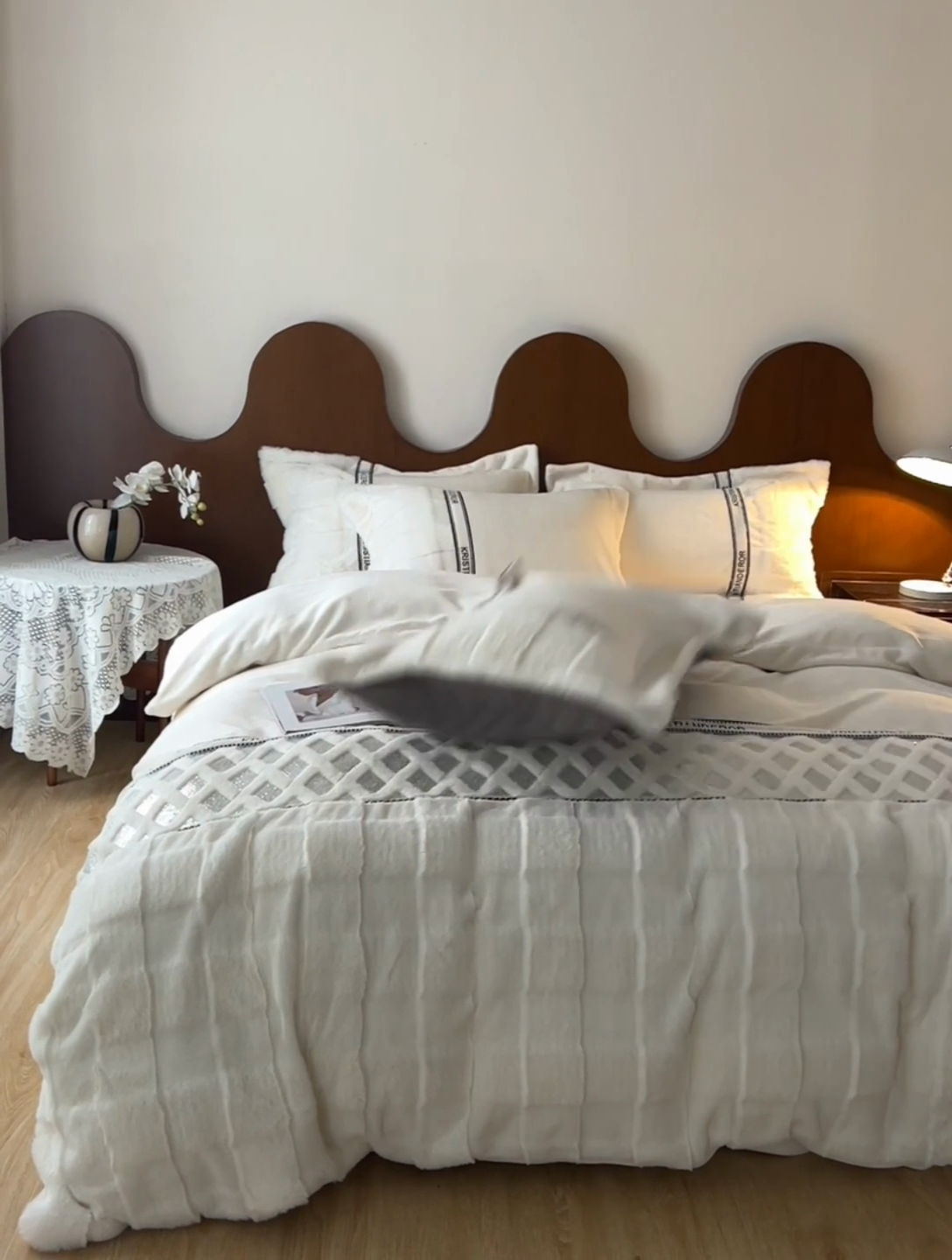 91家纺网 家纺一手货源 找家纺 （总）安莱生活 2024新款美拉德苏格兰獭兔牛奶绒刺绣工艺款四件套-风格一