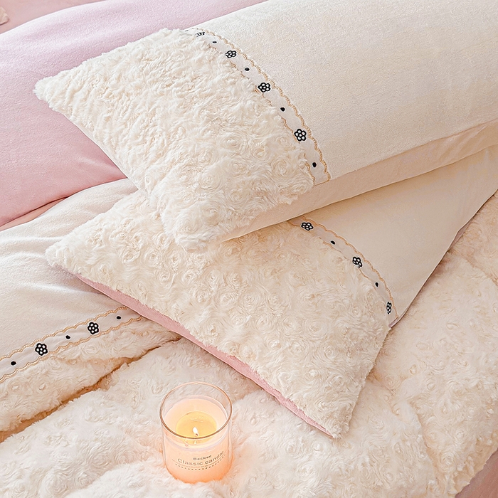 91家纺网 家纺一手货源 找家纺 安莱生活 2024新款优雅獭兔牛奶绒刺绣工艺款四件套 暖暖恋-风格二 玫瑰果粉