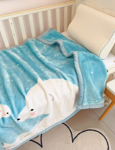 91家纺网 家纺一手货源 找家纺 凯轩毛毛毯毯子网销专供 2024新款加厚保暖儿童印花云毛毯毯子系列 大白熊 浅蓝