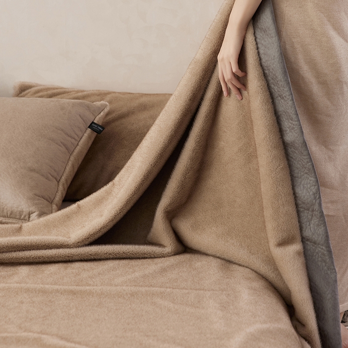 91家纺网 家纺一手货源 找家纺 安莱生活 2024新款弧貂绒皮草毛毯 艾曼拉