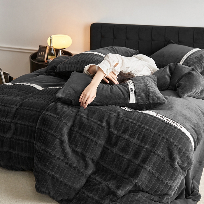 91家纺网 家纺一手货源 找家纺 安莱生活 2024新款美拉德英伦风獭兔牛奶绒刺绣工艺款四件套-风格一 波澜黛黑