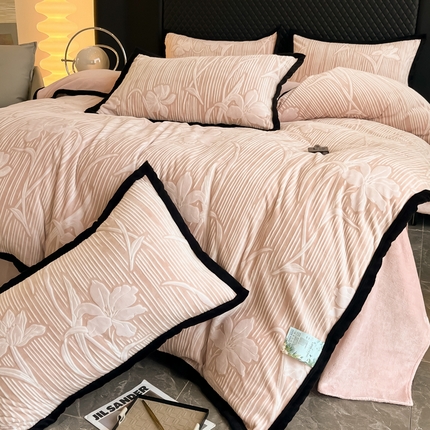 91家纺网 家纺一手货源 找家纺 （总）多乐家纺 2024新款高克重加厚保暖立体雕花牛奶绒宽包边四件套