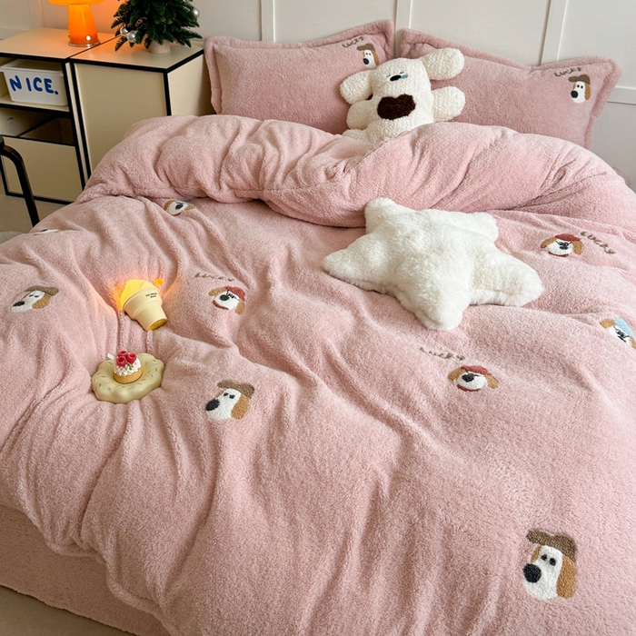 91家纺网 家纺一手货源 找家纺 萝莉家纺 2024新款加厚泰迪绒毛巾绣四件套 礼帽狗