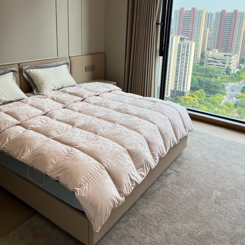 91家纺网 家纺一手货源 找家纺 静若居 2024新款高精密真丝提花羽绒被壳婚庆款羽绒被壳厂家 豆沙粉1