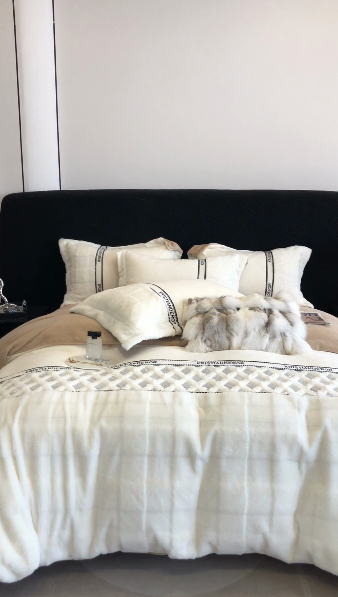 91家纺网 家纺一手货源 找家纺 安莱生活 2024新款美拉德苏格兰獭兔牛奶绒刺绣工艺款四件套-风格二 光影咖