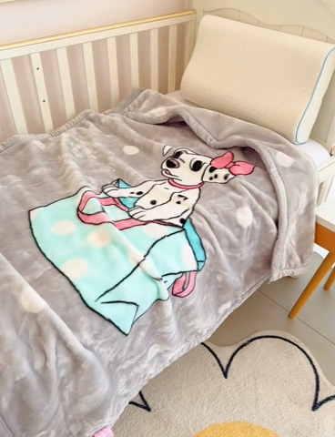 91家纺网 家纺一手货源 找家纺 凯轩毛毛毯毯子网销专供 2024新款加厚保暖儿童印花云毛毯毯子系列 斑点狗  灰