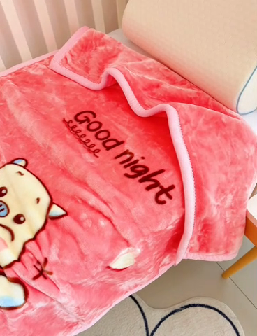 91家纺网 家纺一手货源 找家纺 凯轩毛毛毯毯子网销专供 2024新款加厚保暖儿童印花云毛毯毯子系列 卡通猪  粉