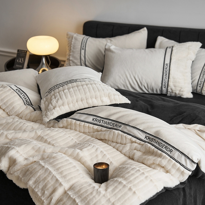 91家纺网 家纺一手货源 找家纺 （总）安莱生活 2024新款美拉德英伦风獭兔牛奶绒刺绣工艺款四件套-风格一