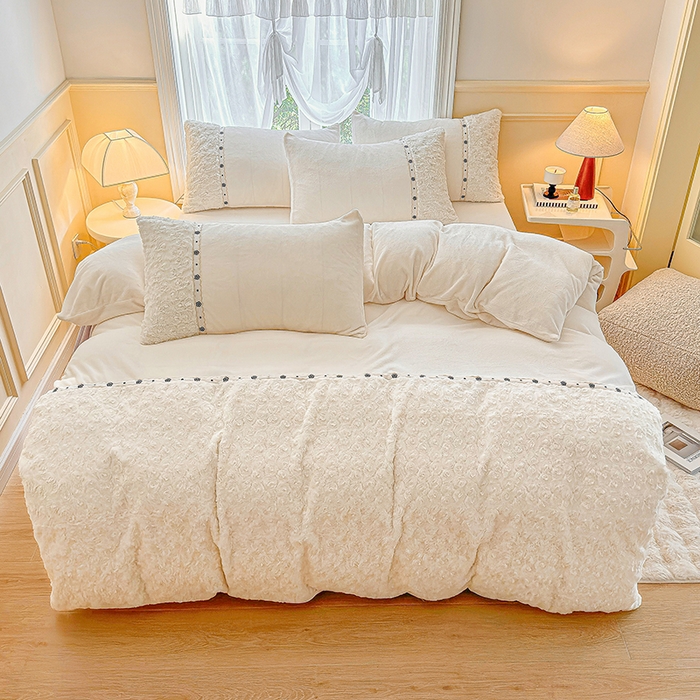 91家纺网 家纺一手货源 找家纺 安莱生活 2024新款优雅獭兔牛奶绒刺绣工艺款四件套 暖暖恋-风格一 玫瑰白