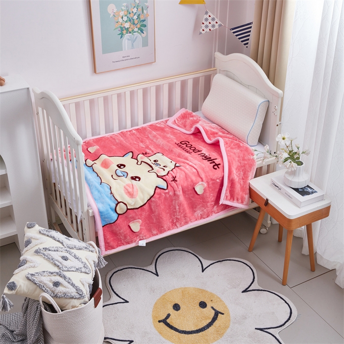 91家纺网 家纺一手货源 找家纺 凯轩毛毛毯毯子网销专供 2024新款加厚保暖儿童印花云毛毯毯子系列 卡通猪  粉