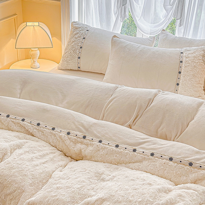 91家纺网 家纺一手货源 找家纺 安莱生活 2024新款优雅獭兔牛奶绒刺绣工艺款四件套 暖暖恋-风格一 玫瑰白