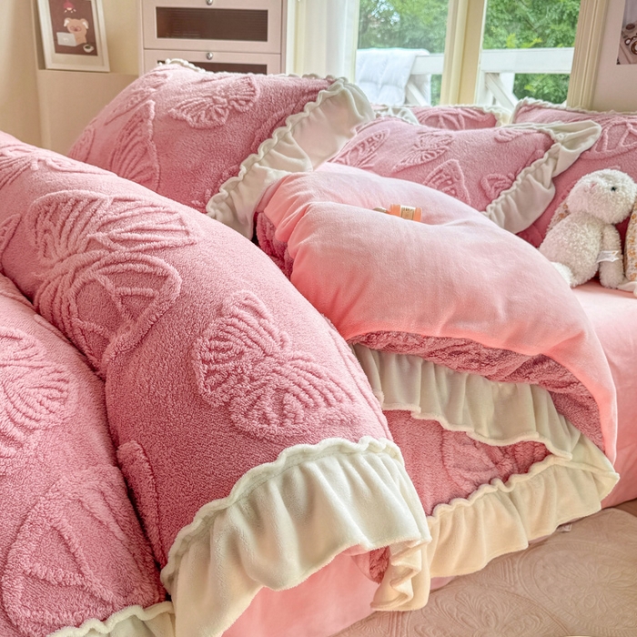 91家纺网 家纺一手货源 找家纺 蝶帕家纺 2024新款舒棉绒提花塔芙绒四件套-蝶舞 蝶舞-豆沙粉