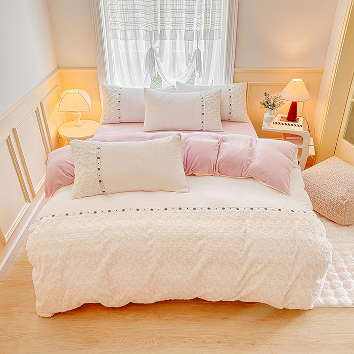 91家纺网 家纺一手货源 找家纺 安莱生活 2024新款优雅獭兔牛奶绒刺绣工艺款四件套 暖暖恋-风格二 玫瑰果粉