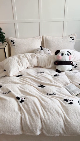 91家纺网 家纺一手货源 找家纺 萝莉家纺 2024新款加厚泰迪绒毛巾绣四件套 熊猫白
