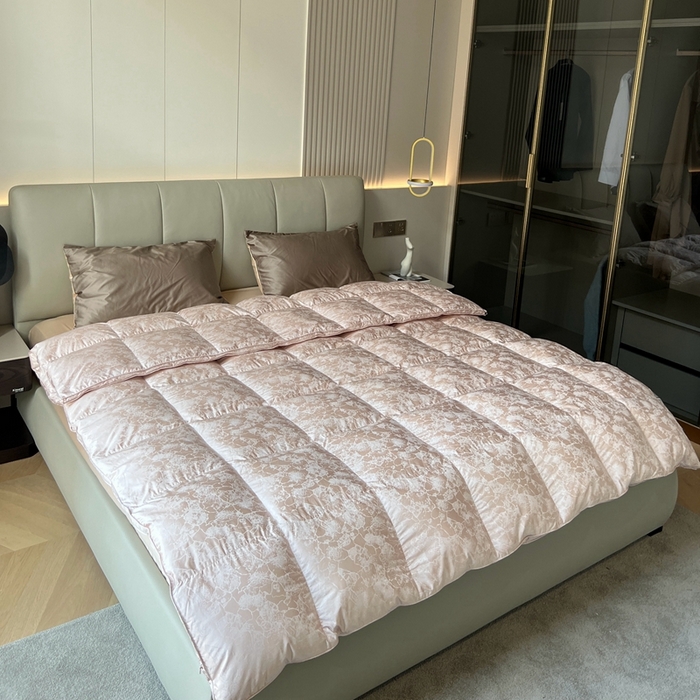 91家纺网 家纺一手货源 找家纺 静若居 2024新款高精密真丝提花羽绒被壳婚庆款羽绒被壳厂家 豆沙粉2