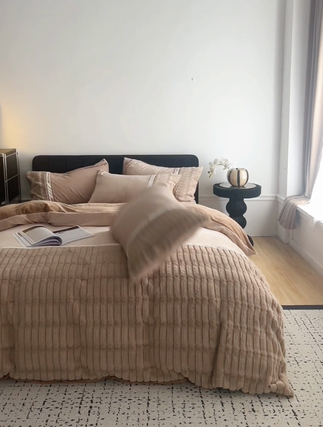 91家纺网 家纺一手货源 找家纺 （总）安莱生活 2024新款美拉德英伦风獭兔牛奶绒刺绣工艺款四件套-风格二