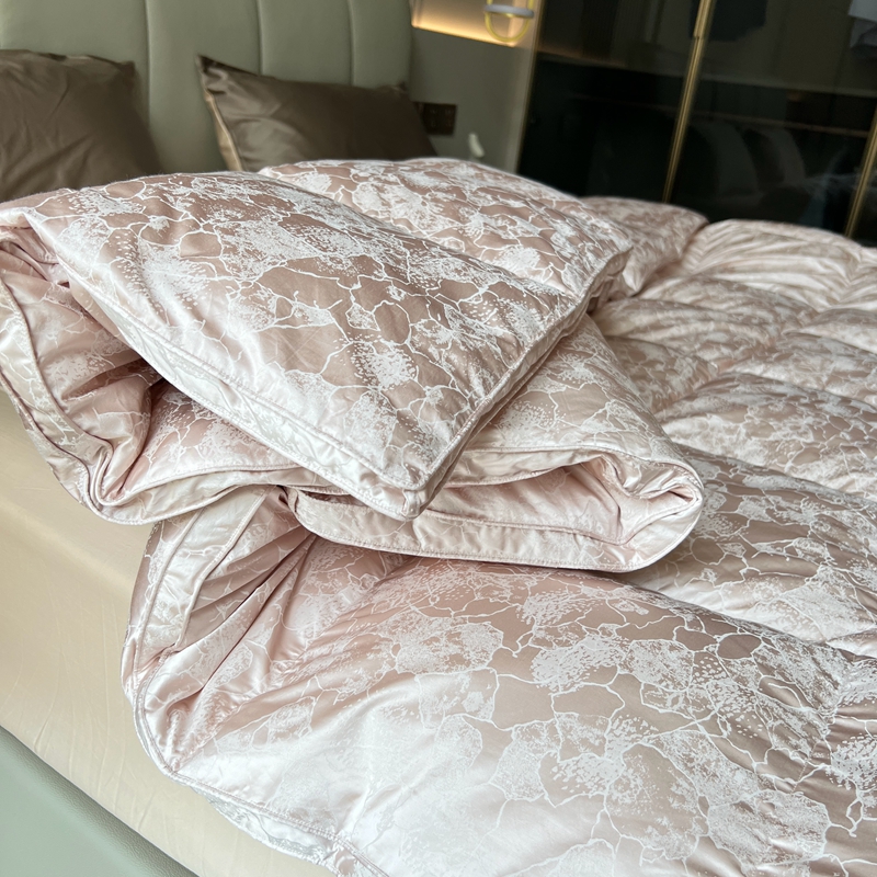 91家纺网 家纺一手货源 找家纺 静若居 2024新款高精密真丝提花羽绒被壳婚庆款羽绒被壳厂家 豆沙粉2