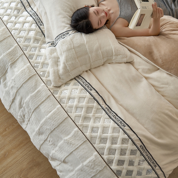 91家纺网 家纺一手货源 找家纺 安莱生活 2024新款美拉德苏格兰獭兔牛奶绒刺绣工艺款四件套-风格一 光影咖