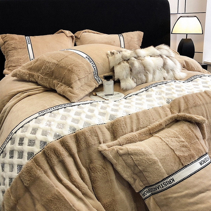 91家纺网 家纺一手货源 找家纺 安莱生活 2024新款美拉德苏格兰獭兔牛奶绒刺绣工艺款四件套-风格二 光影卡其