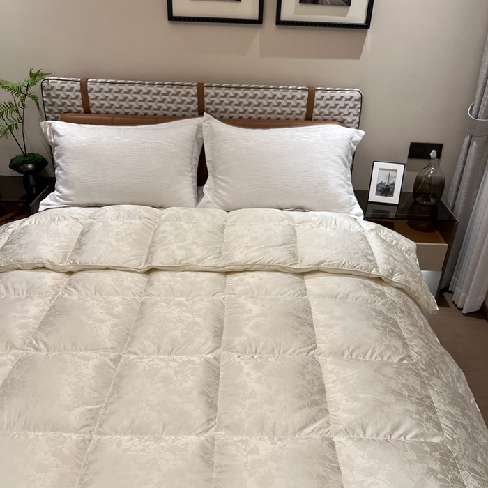 91家纺网 家纺一手货源 找家纺 静若居 2024新款高精密真丝提花羽绒被壳婚庆款羽绒被壳厂家 米白色2