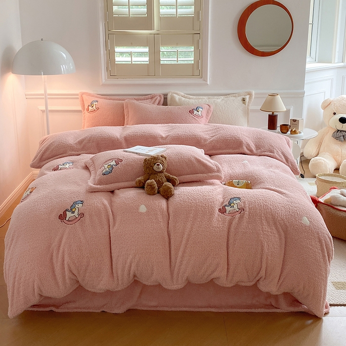 91家纺网 家纺一手货源 找家纺 萝莉家纺 2024新款加厚泰迪绒毛巾绣四件套 小木马少女粉